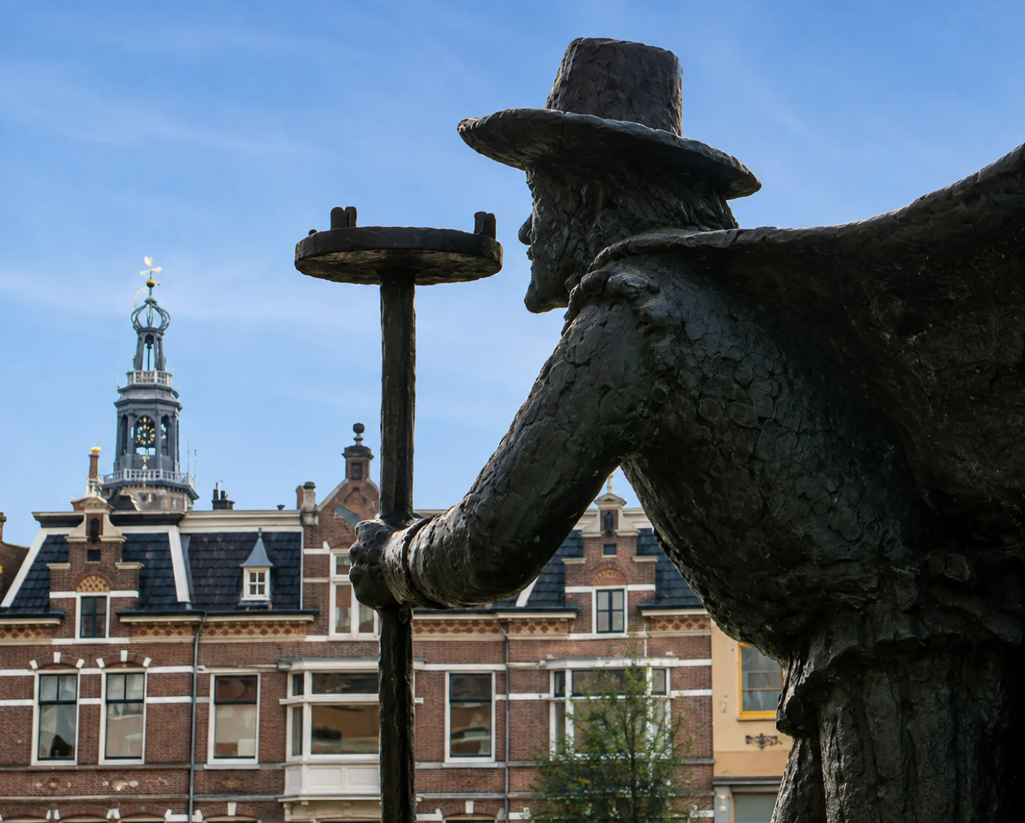 Groep mensen tijdens een wandeling door de historische binnenstad van Alkmaar