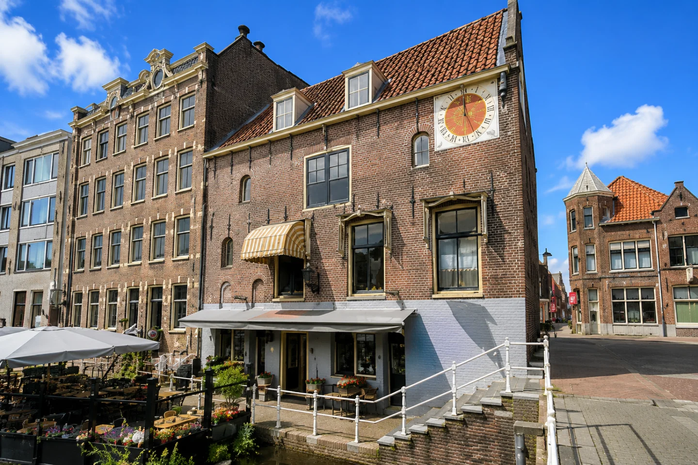 Mensen wandelen samen door Alkmaar en kijken op een telefoon
